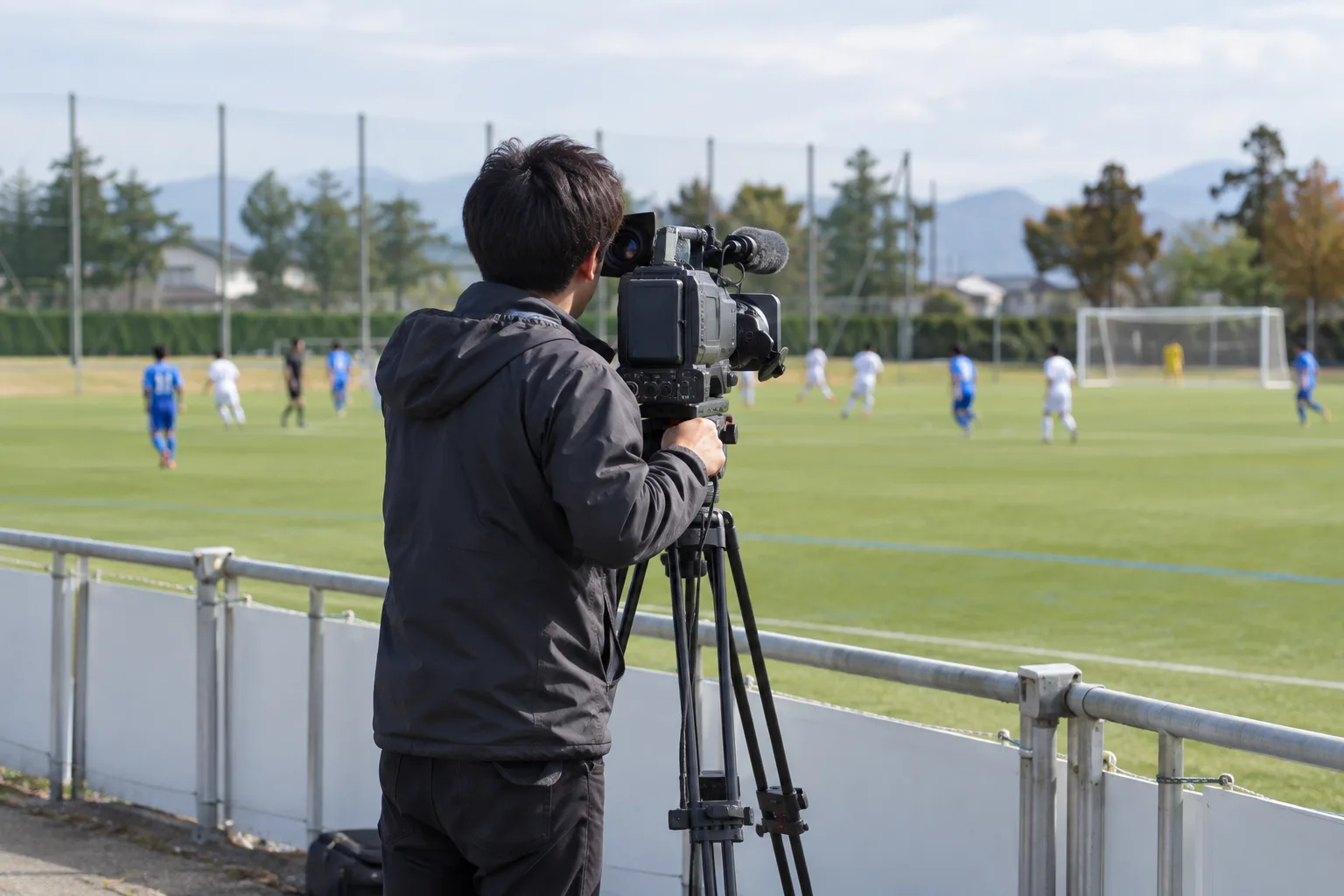 スポーツの試合を現場で撮影するカメラスタッフのイメージ